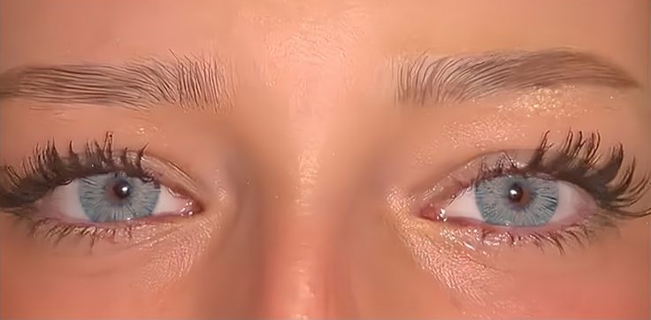 Ojos con lentes de contacto ISIS